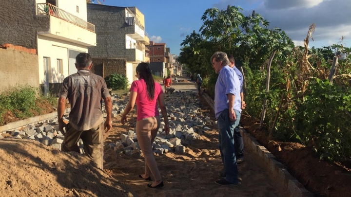 Prefeito Zé Gaudêncio visita obras de calçamento em São Miguel