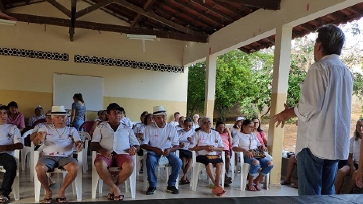 Coronavírus: Prefeito conversa com idosos micaelenses e faz entrega de álcool em gel