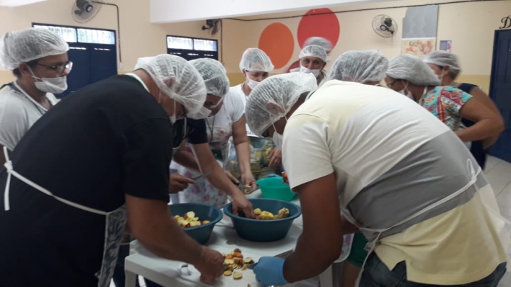 Curso de produção de polpa de fruta capacita produtores rurais locais